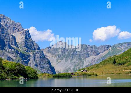 Lac de Trubsee dans le canton de Nidwald, Suisse centrale, un lac alpin au pied du Titlis au-dessus de la station balnéaire d'Engelberg Banque D'Images