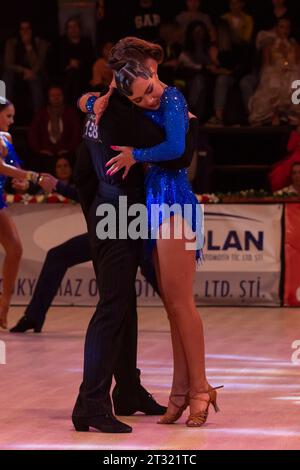 ANKARA, TURQUIE - 17 décembre 2022 : les gens s'affrontent en dancesport pour METU Open 2022. Tournoi national incluant danse de salon Latin et Standart Banque D'Images