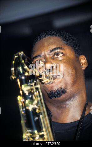 COURTNEY PINE, JAZZ, LIVE, 1996 : une jeune légende du jazz britannique Courtney Pine sur sa tournée britannique au Grand Hall des étudiants de l'Université de Cardiff à Cardiff, pays de Galles en octobre 1996. Photographie : Rob Watkins Banque D'Images