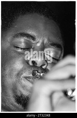 COURTNEY PINE, JAZZ, LIVE, 1996 : une jeune légende du jazz britannique Courtney Pine sur sa tournée britannique au Grand Hall des étudiants de l'Université de Cardiff à Cardiff, pays de Galles en octobre 1996. Photographie : Rob Watkins Banque D'Images