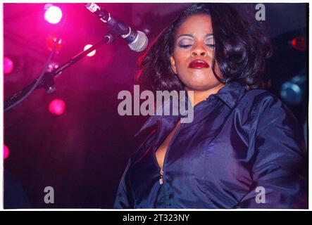 Maysa, INCOGNITO, 1996 : la chanteuse de jazz américaine Maysa Leak chantant avec le groupe soul britannique Incognito lors de leur tournée britannique au Cardiff University Students Union Great Hall à Cardiff, pays de Galles en octobre 1996. Photographie : Rob Watkins. INFO : incognito, un groupe de jazz acide britannique formé à Londres en 1979, a révolutionné le genre avec leur fusion de jazz, funk, soul et dance Music. Banque D'Images