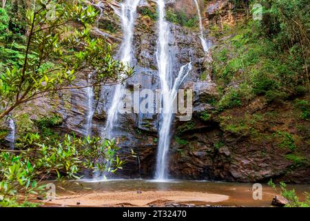 Lac formé par les eaux d'une cascade encastrée dans la forêt de Minas Gerais, Brésil Banque D'Images