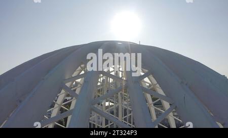 Structure moderne en dôme avec poutres blanches. Film. Bâtiment en dôme le jour ensoleillé. Architecture moderne de bâtiment blanc en dôme Banque D'Images