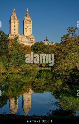 New York, NY - US - Oct 11, 2023 le San Remo se reflète dans le lac de Central Park. Un immeuble emblématique Beaux-Arts par Emery Roth, construit en 1930 Banque D'Images