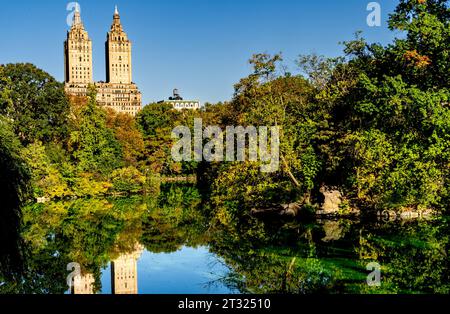 New York, NY - US - Oct 11, 2023 le San Remo se reflète dans le lac de Central Park. Un immeuble emblématique Beaux-Arts par Emery Roth, construit en 1930 Banque D'Images