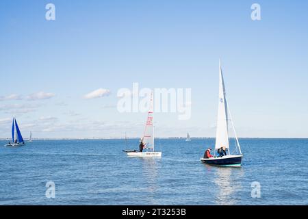 Kent UK. 22 octobre 2023. UK Météo. L'île de Sheppey, a bénéficié d'un soleil chaud dimanche automnal tandis que dans le pays avait souffert de fortes pluies et des inondations dues à la tempête Babet. Les gens ont pris à la mer en faisant la course de Dinghy Sailing sous le ciel bleu avec de légers nuages éparpillés. Crédit : glosszoom / Alamy Live News. Banque D'Images