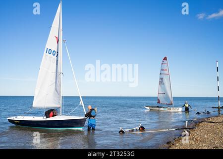 Kent UK. 22 octobre 2023. UK Météo. L'île de Sheppey, a bénéficié d'un soleil chaud dimanche automnal tandis que dans le pays avait souffert de fortes pluies et des inondations dues à la tempête Babet. Les gens ont pris à la mer en faisant la course de Dinghy Sailing sous le ciel bleu avec de légers nuages éparpillés. Crédit : glosszoom / Alamy Live News. Banque D'Images