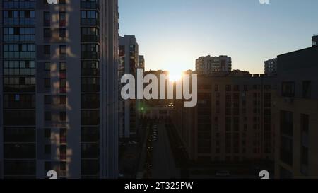 Vue de dessus de la belle rue de la ville avec soleil lumineux. Film. La lumière du soleil brille sur la rue de la ville avec des bâtiments résidentiels. Résidentiel moderne Banque D'Images