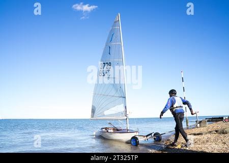 Kent UK. 22 octobre 2023. UK Météo. L'île de Sheppey, a bénéficié d'un soleil chaud dimanche automnal tandis que dans le pays avait souffert de fortes pluies et des inondations dues à la tempête Babet. Les gens ont pris à la mer en faisant la course de Dinghy Sailing sous le ciel bleu avec de légers nuages éparpillés. Crédit : glosszoom / Alamy Live News. Banque D'Images