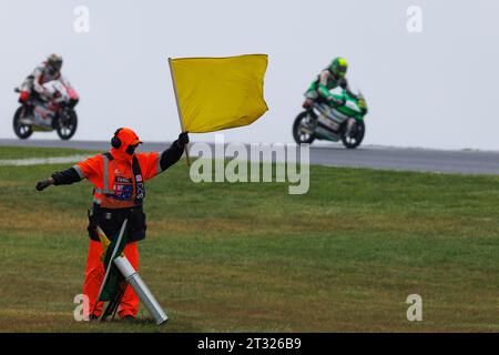 Melbourne, Australie. 22 octobre 2023. Melbourne, Australie, dimanche 22 octobre : Yellow Flag - course Moto3 lors du MotoGP Australian Motorcyle Grand Prix 2023. Image, photo et copyright © PETERSON Mark ATP Images (PETERSON Mark/ATP/SPP) crédit : SPP Sport Press photo. /Alamy Live News Banque D'Images