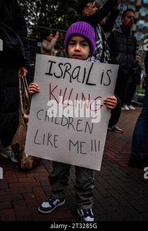 Rotterdam, Hollande du Sud, pays-Bas. 22 octobre 2023. Un jeune garçon tient un panneau indiquant ''Israël tue des enfants comme moi!'' Les manifestants pro-palestiniens organisent un rassemblement avec des discours à Rotterdam Blaak, puis marchent à travers la ville et à travers l'emblématique pont Erasmus. (Image de crédit : © James Petermeier/ZUMA Press Wire) USAGE ÉDITORIAL SEULEMENT! Non destiné à UN USAGE commercial ! Banque D'Images