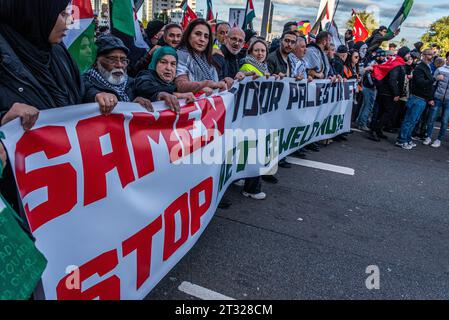 Rotterdam, Hollande du Sud, pays-Bas. 22 octobre 2023. Les manifestants portent une bannière pro-palestinienne alors qu'ils marchent à travers l'Erasmusbrug. Les manifestants pro-palestiniens organisent un rassemblement avec des discours à Rotterdam Blaak, puis marchent à travers la ville et à travers l'emblématique pont Erasmus. (Image de crédit : © James Petermeier/ZUMA Press Wire) USAGE ÉDITORIAL SEULEMENT! Non destiné à UN USAGE commercial ! Banque D'Images