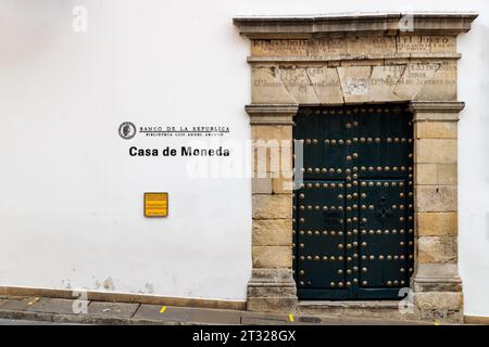 Bogota, Colombie - 1 janvier 2023 : ancienne façade de la Casa de la Moneda fermée pour la nouvelle année dans le quartier de la Candelaria Banque D'Images