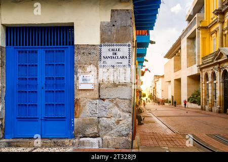 Entrée d'une maison sur Calle Santa Clara, dans le quartier la Candelaria de Bogota, Colombie Banque D'Images