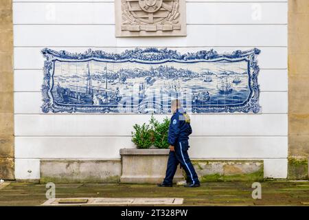 Bogota, Colombie - 1 janvier 2023 : un garde de sécurité vérifie certaines plantes devant une fresque murale au ministère colombien des Affaires étrangères Banque D'Images