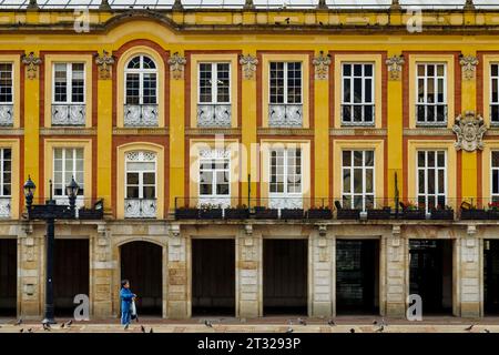 Bogota, Colombie - 1 janvier 2023 : une femme nourrit des pigeons devant le bureau du maire de Bogota sur la Plaza Bolivar, la place principale de la ville Banque D'Images