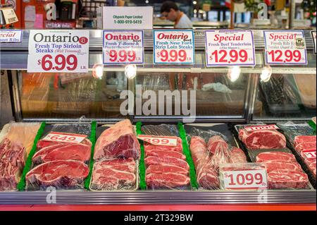 Viandes en vente à St. Lawrence Market, probablement le marché le plus célèbre de Toronto, Canada. Banque D'Images