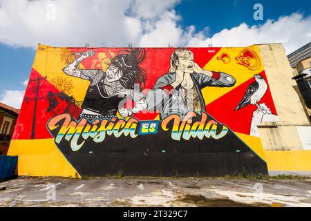 Bogota, Colombie - 2 janvier 2023 : murale avec la légende "la musique c'est la vie" en espagnol sur le mur d'un parking dans le quartier de la Candelaria Banque D'Images