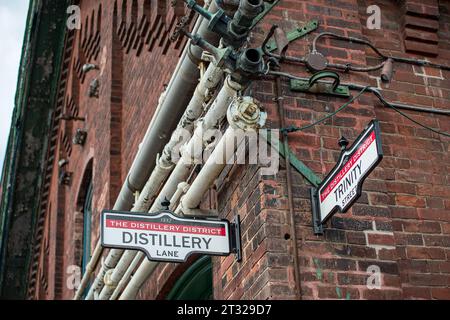 Le quartier historique de la distillerie à Toronto est célèbre pour son architecture industrielle victorienne et ses restaurants, cafés, magasins, galeries et thea Banque D'Images