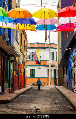 Bogota, Colombie - 2 janvier 2023 : promenades touristiques dans une rue décorée de parapluies colorés à Bogota, Colombie Banque D'Images