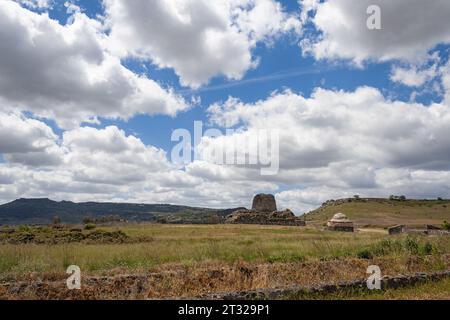 Ancien mégalithique Nuraghe Santu Antine situé en Sardaigne, Italie Banque D'Images