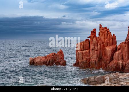 Formations rocheuses côtières Rocce Rosse près d'Arbatax en Sardaigne, Italie Banque D'Images