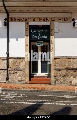 Bogota, Colombie - 2 janvier 2023 : façade d'une pharmacie dans le quartier de la Candelaria Banque D'Images