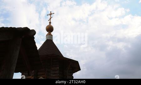 Bâtiment de l'église orthodoxe chrétienne avec croix sur le toit sous ciel nuageux tir d'angle bas. Média. Lieu religieux, patrimoine culturel. Banque D'Images