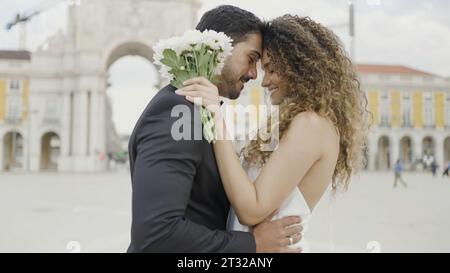 Jour de mariage, beau couple à Venise. Action. Place Saint-Marc, embrassant un jeune homme et une femme amoureux ensemble. Banque D'Images