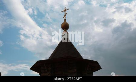 Bâtiment de l'église orthodoxe chrétienne avec croix sur le toit sous ciel nuageux tir d'angle bas. Média. Lieu religieux, patrimoine culturel. Banque D'Images