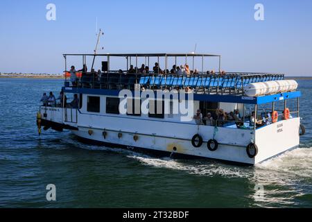 Un ferry public au départ de Olhão au Portugal. Banque D'Images