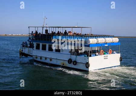 Un ferry public au départ de Olhão au Portugal. Banque D'Images