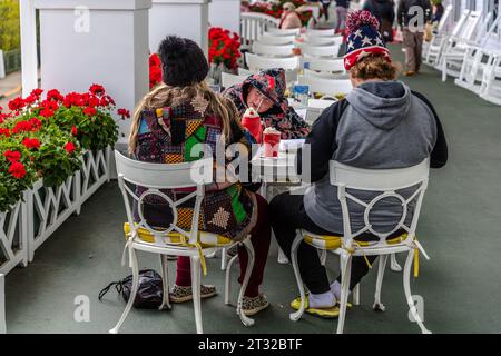 Visiteurs sur la terrasse extérieure du Grand Hôtel Mackinac Island. La véranda avant est de 200 mètres de long et la plus longue véranda dans le monde. Différents milieux entrent en collision dans le supposé hôtel de luxe. Grand Hôtel sur l'île Mackinac, Michigan, États-Unis Banque D'Images