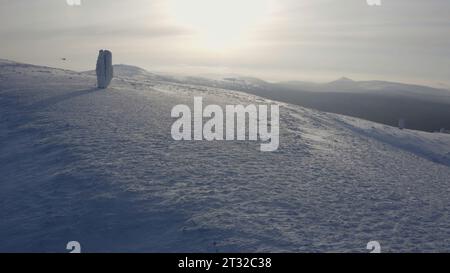 Vue aérienne hivernale des géants du plateau Manpupuner, République des Komi. Clip. Désert de neige froide sans fin. Banque D'Images