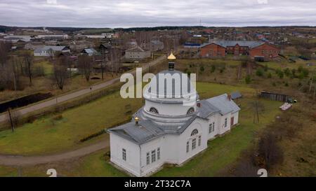 Vue aérienne d'une église avec clocher au coeur d'une petite villaabalkanique vue aérienne d'une église dans un petit village d'automne. Clip. Campagne Banque D'Images