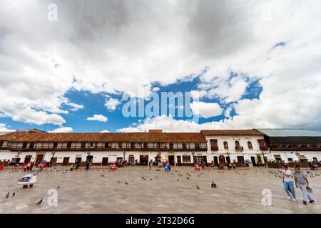 Tunja, Colombie - 4 janvier 2023 : les gens marchent à travers la Plaza de Bolivar dans le centre-ville de la ville Banque D'Images