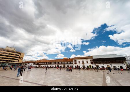 Tunja, Colombie - 4 janvier 2023 : les gens marchent à travers la Plaza de Bolivar dans le centre-ville de la ville Banque D'Images