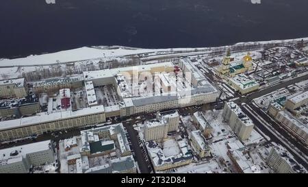 Vue aérienne d'une ville d'hiver située près de la côte bleu foncé de la mer. Clip. Fond urbain typique. Banque D'Images