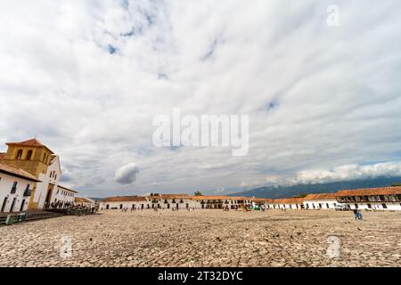 Villa de Leyva, Colombie - 5 janvier 2023 : les touristes marchent sur la place principale de la ville en face de la cathédrale Banque D'Images