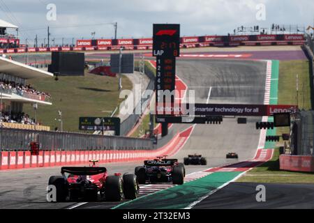 Austin, États-Unis. 22 octobre 2023. Max Verstappen (NLD) Red Bull Racing RB19 mène Carlos Sainz Jr (ESP) Ferrari SF-23. Championnat du monde de Formule 1, Rd 19, Grand Prix des États-Unis, dimanche 22 octobre 2023. Circuit des Amériques, Austin, Texas, États-Unis. Crédit : James Moy/Alamy Live News Banque D'Images