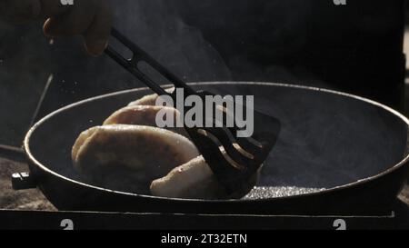 Friture de tartes ou de côtelettes. Créatif. Beau processus de cuisson Banque D'Images