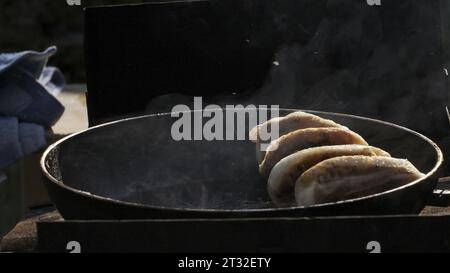 Friture de tartes ou de côtelettes. Créatif. Beau processus de cuisson Banque D'Images