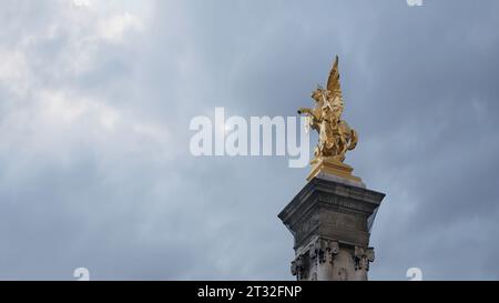 France, Paris - 28 juin 2022 : statue de cheval d'or. Action. Sculpture dorée sur piédestal du Pont de Paris. Statue dorée sur Alexandre III Bridge in Banque D'Images