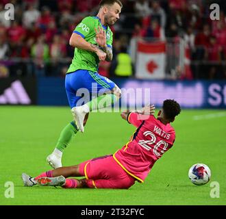 St. Louis, États-Unis. 21 octobre 2023. Le milieu de terrain des Seattle Sounders Albert Rusnák (11) saute sur St. Le défenseur de Louis City Akil Watts (20) alors qu'il court pour le ballon. Les Seattle Sounders battent STL City lors du dernier match de la Major League Soccer en saison régulière le 21 octobre 2023 au CITY Park Stadium de St. Louis, Missouri, États-Unis. (Photo Tim Vizer/Sipa USA) crédit : SIPA USA/Alamy Live News Banque D'Images