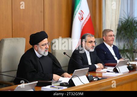 Téhéran, Iran. 22 octobre 2023. Le président iranien EBRAHIM RAISI (à gauche) prend la parole lors d’une réunion gouvernementale. (Image de crédit : © Présidence iranienne via ZUMA Press Wire) USAGE ÉDITORIAL SEULEMENT! Non destiné à UN USAGE commercial ! Banque D'Images