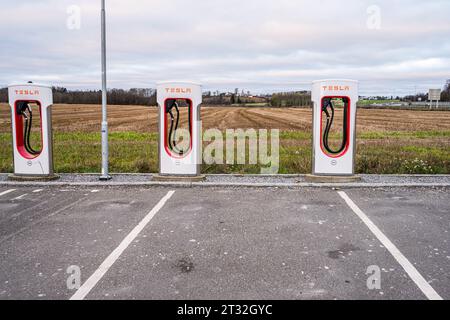 Greåker, Norvège - novembre 19 2022 : rangée de Superchargeurs Tesla près d'un champ Banque D'Images