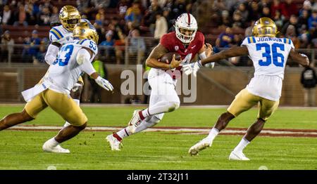 Octobre 21 2023 Palo Alto, CA USA le quarterback de Stanford Ashton Daniels (14) court pour un premier match de football de la NCAA entre les Bruins de l'UCLA et le Cardinal de Stanford. UCLA a battu Stanford 42-7 au Stanford Stadium Palo Alto, CA Thurman James/CSM Banque D'Images