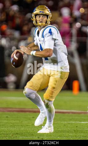 Octobre 21 2023 Palo Alto, CA USA le quarterback de l'UCLA Ethan Garbers (4) cherche une passe profonde pendant le match de football de la NCAA entre les Bruins de l'UCLA et le Cardinal de Stanford. UCLA a battu Stanford 42-7 au Stanford Stadium Palo Alto, CA Thurman James/CSM Banque D'Images