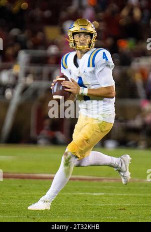 Octobre 21 2023 Palo Alto, CA USA le quarterback de l'UCLA Ethan Garbers (4) cherche une passe profonde pendant le match de football de la NCAA entre les Bruins de l'UCLA et le Cardinal de Stanford. UCLA a battu Stanford 42-7 au Stanford Stadium Palo Alto, CA Thurman James/CSM Banque D'Images