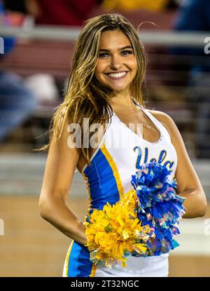 Octobre 21 2023 Palo Alto, CA USA UCLA Cheerleaders sur la touche lors du match de football de la NCAA entre les Bruins de l'UCLA et le Stanford Cardinal. UCLA a battu Stanford 42-7 au Stanford Stadium Palo Alto, CA Thurman James/CSM Banque D'Images